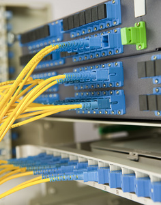 現(xiàn)代服務(wù)器機房內(nèi)部數(shù)據(jù)中心, 網(wǎng)絡(luò)網(wǎng)絡(luò)和互聯(lián)網(wǎng)通信技術(shù), 大數(shù)據(jù)存儲和云服務(wù)概念, 3d 渲染